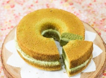 step11: 蛋糕橫切一半（最好用麵包刀）掃走蛋糕碎，塗抹上<span class="group_3">抹茶忌廉</span>後夾起即成