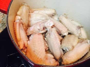 step2: 燒熱油鑊，放入薑片爆香至薑片微焦成薑油。放入<a href="https://bit.ly/3zHU5V3" target="_blank" data-keyword="雞翼" class="guide-link"><strong>雞翼</strong></a> <span style="display:inline-block;vertical-align:middle;margin-top:-3px;color:initial;border-radius:3px;padding:2px 3px;font-size:12px;line-height:14px;background:#87d300;color:#fff;">即買</span> 煎至表面金黄。