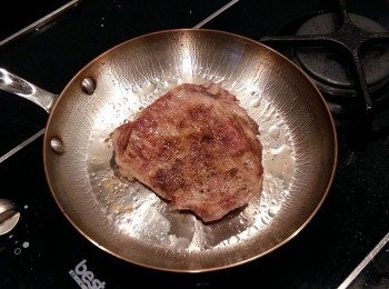 step3: 將霜降肉兩面都煎成焦香狀,先起鍋靜置於盤上(餐盤可先溫盤)。