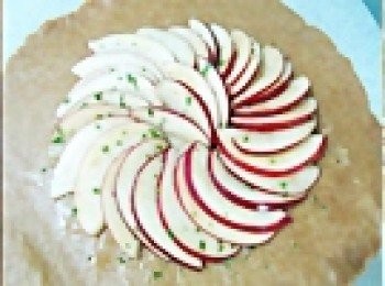 step3: 工作檯平鋪一張烘焙紙(或料理紙)，
拿出冷藏過的麵團放在上面， 
包麵團的保鮮膜則鋪放在麵團上，
手略壓平麵團、再以擀麵棍擀成約0.3㎝的薄圓形，
移開上方保鮮膜、派皮油外緣往內預留2.5~3㎝(壓折用)，
將甜桃片沿預留的派皮往內到中心、互相交疊部分圓鋪，
鋪滿甜桃片後穩住中心點、以烘焙紙輔助(手在烘焙紙外)，將預留的派皮往內輕壓折！
一段一段慢慢往內輕壓折直到派呈圓形，
取全蛋液輕刷壓折的派皮部分並灑上適量的貳砂糖，
直接小心的將烘焙紙與甜桃派移入烤盤上，
180度烤約40分鐘！(中間視派的顏色狀況轉