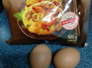 step4: 準備韓國煎餅粉和雞蛋，將凍開水加入韓國餅粉中混合至無粉粒；雞蛋打散備用