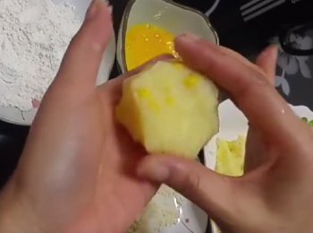 step3: 用手將薯蓉捏成餅狀