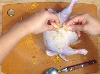 step12: 焗爐預熱220度
把涼好的炒飯釀入雞腔內，雞尾用牙籤封好