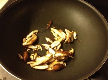 step2: 中火落油先炒冬菇，加半茶匙生抽和少許胡椒粉略炒