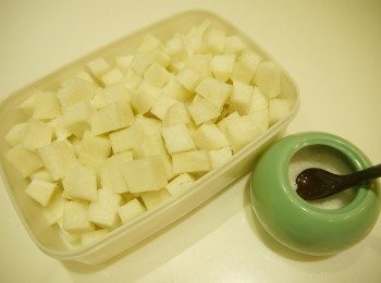 step1: ☞白蘿蔔切丁成1.5-2公分大，放至保鮮盒。 加入2匙鹽搖晃均勻放入冰箱八小時去青等隔天出水。隔天出水瀝乾備用。