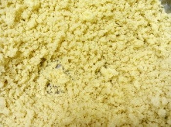 step5: 5、放入细砂糖拌匀，再放入蛋黄继续拌匀。放入过筛的面粉和玉米粉继续搅拌均匀，放入冰箱冷藏备用。