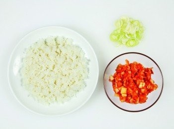 step1: 先將米飯攤平放在盤子裡，使溫度冷卻下來。酸泡菜放入碗裡，並以剪刀盡量剪碎，大蔥則是切成0.3cm 厚的蔥末。