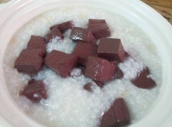 step6: 粥煮至綿密後即可以加入豬血再煑20分鐘