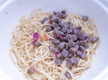 step5: 放入乾玫瑰花，再下意粉，鹽，黑椒調    味，此時如意粉太乾，可下小量雞湯，炒至熱即可上碟。