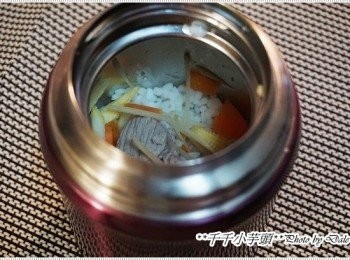 step5: 倒入７分滿的沸騰熱水，蓋上蓋子搖一搖再將水倒出，就變成這樣