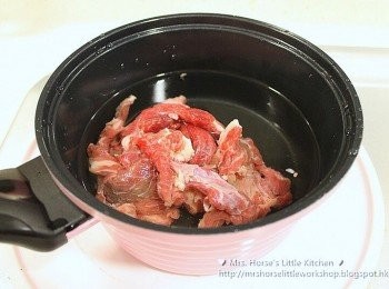 step1: 牛筋腩清洗乾淨後原條放入清水中出水5分鐘
