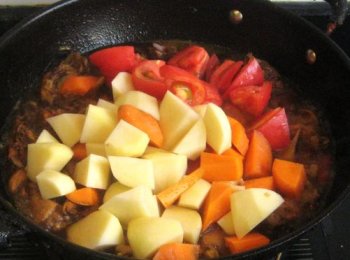 step6: 放入香菇，土豆，胡蘿蔔，番茄。