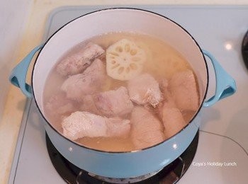 step3: 煮滾後再下排骨，水滾後轉小火關蓋。