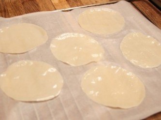 step1: 水餃皮先趟熟，鋪在烤盤上