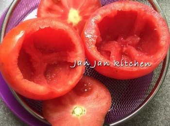 step1: 蕃茄清洗挖空，保留周邊的蕃茄肉。用廚紙索乾周圍及內部。選蕃茄最好硬度適中，不要太生或太熟。清雞湯要先預熱，因中途加雞湯是不會加涼的，會減慢煮飯的速度。所需雞湯視乎飯量，可準備多一點預備必時之需。