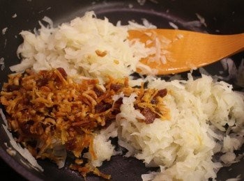 step7: 加入蝦米臘腸瑤柱入內同炒