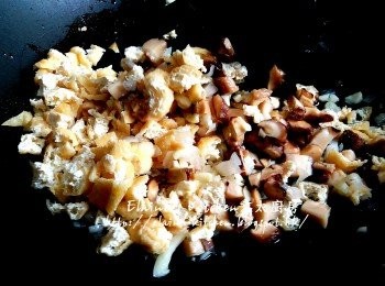step6: 燒紅鑊 , 爆香蒜粒及乾蔥粒 , 加入冬菇粒及豆腐卜粒拌勻炒香