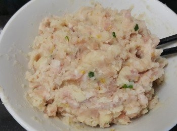 step8: 將材料連同芫茜，黑椒，胡椒粉，麻油，雞粉，生粉，桂花，蔥粒撈混