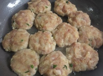 step2: 鑊內放少許油，拿大湯勺的肉餡，用手團成團子，放入油鑊，用鏟子壓扁；