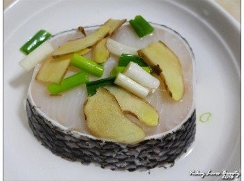 step3: 再擺放薑片及蔥段，蓋上保鮮膜放入電鍋內，蒸至電源跳起備用