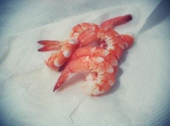 step1: 將蝦子水煮熟後去頭去殼~~尾巴留著喔^^