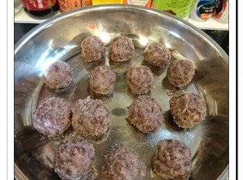 step3: 紅豆蓉分成7份14g及7份20g, 搓成小球備用。