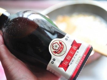 step9: 接著倒入蓮藕粉水勾芡，再加入開罐即撲鼻香的【【陳醋老梅膏】均勻拌攪，試試酸甜味取自己喜好的比例調醬汁比例