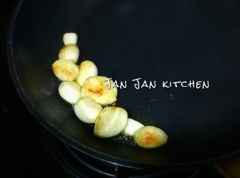 step1: 菜洗淨切去根部，燒熱一鍋水，下莧菜先行灼熟盛起備用。另一邊燒熱油，下蒜頭小火炸至金黃。