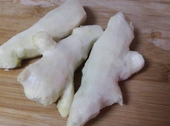 step2: 薑洗淨後去皮