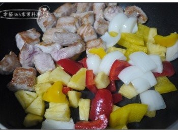 step5: 放入洋蔥、甜椒及鳳梨翻炒。
