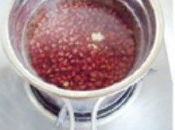 step3: 將紅豆倒入鍋中加適量水，大火煮開後，轉小火熬40分鐘至豆熟