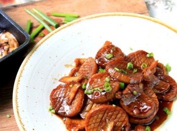 step5: 杏鮑菇煎好時，倒入兌好的燒汁，大火燒開後，改中小火燒至汁濃稠但不要全收乾了即可出鍋，喜歡的花撒點蔥花裝飾一下，美美的享用吧。