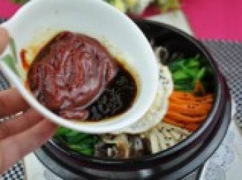 step10: 辣椒醬和生抽調勻，吃時將醬汁倒入鍋內，用大勺子拌勻，開吃即可。