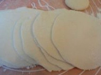 step9: 按扁後用擀麵杖擀成中間厚、邊緣薄的面皮。