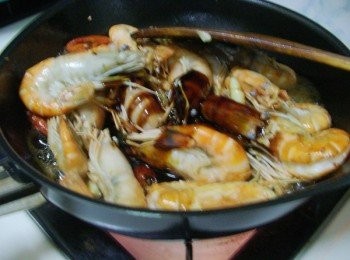 step5: 接著嗆入米酒ˊ並添入所有<span class="group_2">調味</span>拌炒入味