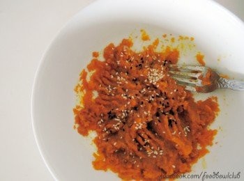 step3: 加入鮮奶，撒些黑白芝麻，少許鹽和黑胡椒，然後拌勻即可。