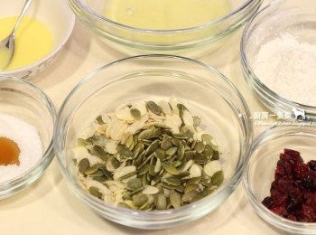 step1: 無鹽奶油微波約20秒融化，所有材料秤好，南瓜籽與杏仁片輕輕混合備用。