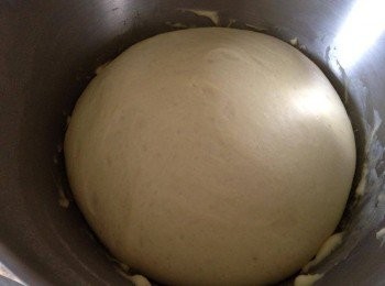 step1: 所有材料除牛油外混合成麵團，然後加入牛油搓揉至光滑。假若全用人手，需要大約二十至三十分鐘，可加少量手粉。用kitchen machine大約十分鐘。
靜待發酵至double size.