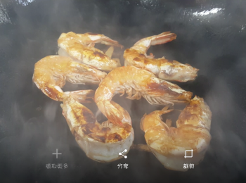 step2: 將蝦反轉再煎一會。