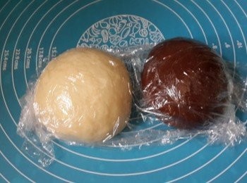 step3: 將麵團分割成一大（320克）一細）220克）的麵團，較細的面团加入無糖可可粉揉均匀；
將两份麵團蓋上擰乾的濕布或者保鲜膜於室溫下鬆弛5至10分鐘。