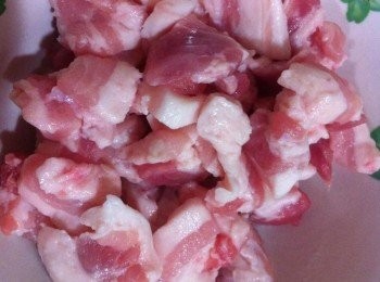 step2: 將花肉燙過滾水，洗淨待用