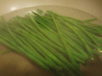 step2: 豆角長度需跟紫菜長度一樣,煲一大煲熱水不需加任何調味料,水滾後將豆角落鑊,等再大滾後即攞起。