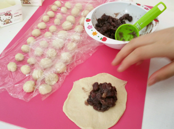 step4: 用麵棍將麵糰壓扁，將約一湯匙紅豆蓉包入一個小麵團中，收口，捏緊成圓球狀，再輕輕按扁，放入正方形蛋糕模內。