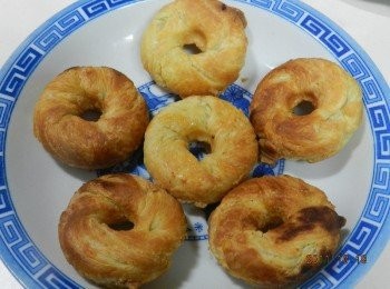 step4: 烤好的甜甜圈沾上蜂蜜~~好好吃ㄋ~~
1.冷凍派皮退冰後才可以切喔~不然會裂掉 
2.我試過三片 四片 五片 六片~六片剛剛好~而且條紋很美~~ 
3.要一直翻面吸油 才不會太油喔~~ 
4.除ㄌ加蜂蜜與楓糖~烤好後再刷上果醬也是可以喔~~