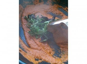 step3: 拌炒到香味出來水分去掉之後就把（材料2）倒進去繼續炒香，大概5分鐘後把切角的番茄也倒進去