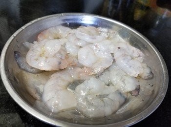 step3: 虎蝦橫切對開一半，用少少鹽，胡椒粉，麻油，生粉醃入味