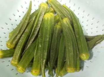 step2: 煲滾水,加入鹽,糖,油,之後放入秋葵煮3~4分鐘,撈起瀝乾水