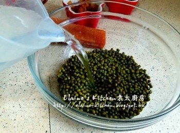 step1: 綠豆放入大碗內 , 加水浸過面1小時