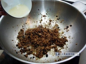 step7: 用1茶匙粟粉和2湯匙水打芡。