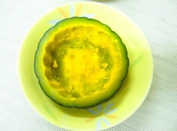 step3: 中間的肉挖出來~留一個盅~底部稍為削整一下讓盅可以平放~